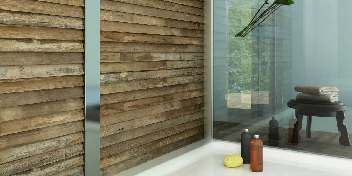 Badezimmer mit brauner Wandverkleidung in Holzoptik