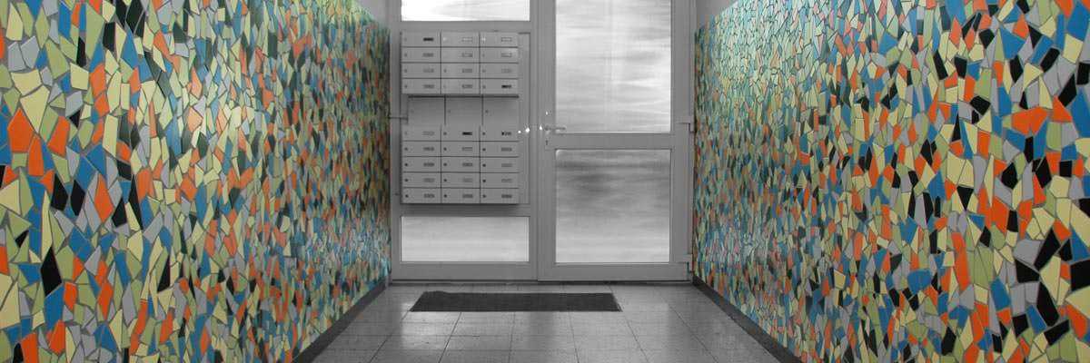 Hausgang mit bunten Mosaikfliesen an den Wänden