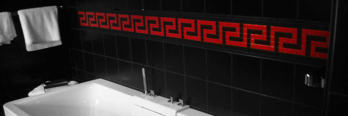 Edle schwarze Wandfliesen mit roten Mosaik-Akzenten